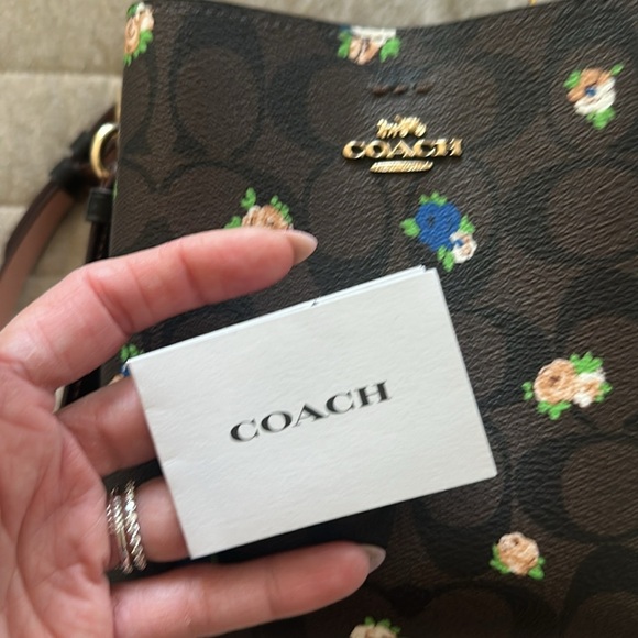 Nwot Mini Town Bucket Bag In Signature Canvas With Vintage Mini Rose Print - Picture 5 of 9